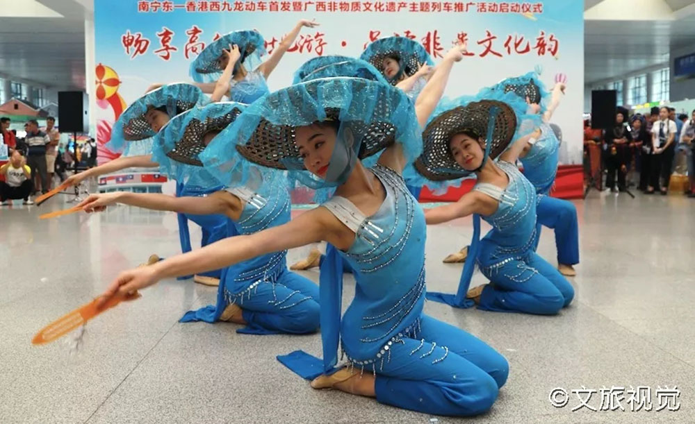 搭乘首發(fā)高鐵，海真珠珍珠粉抵達(dá)東方明珠